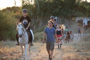 Angie-Kurs. Kinder und Erwachsene im Gelände