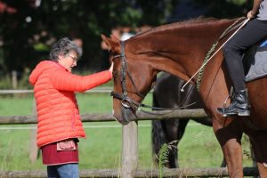 Anja Görtzen beim Reitunterricht